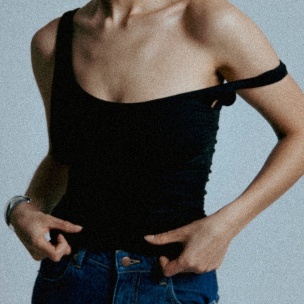 UNCLE STUDIOS‎ THE DROP SHOULDER TOP
BLACK RUCHED SZ L NWT